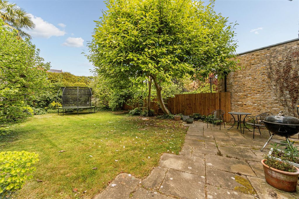 Property photo 3 of 17 70 Chaucer Road-9.Jpg