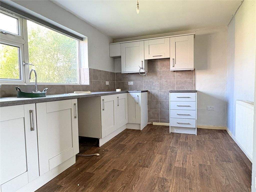 Property photo 3 of 11 Kitchen