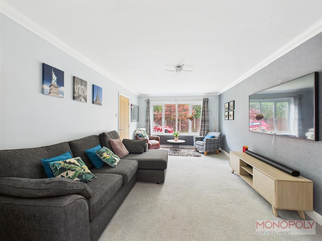 Property photo 3 of 14 Lounge