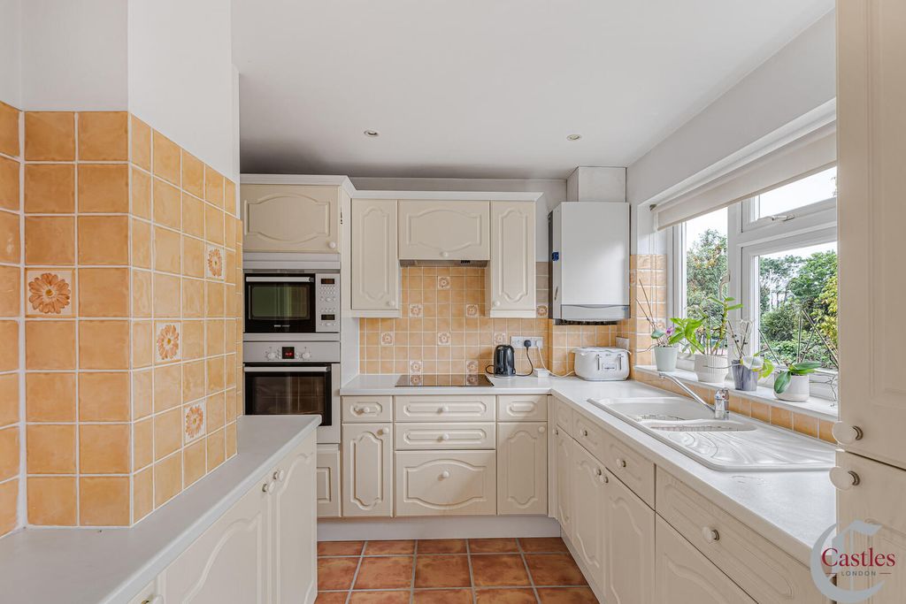 Property photo 3 of 25 Kitchen