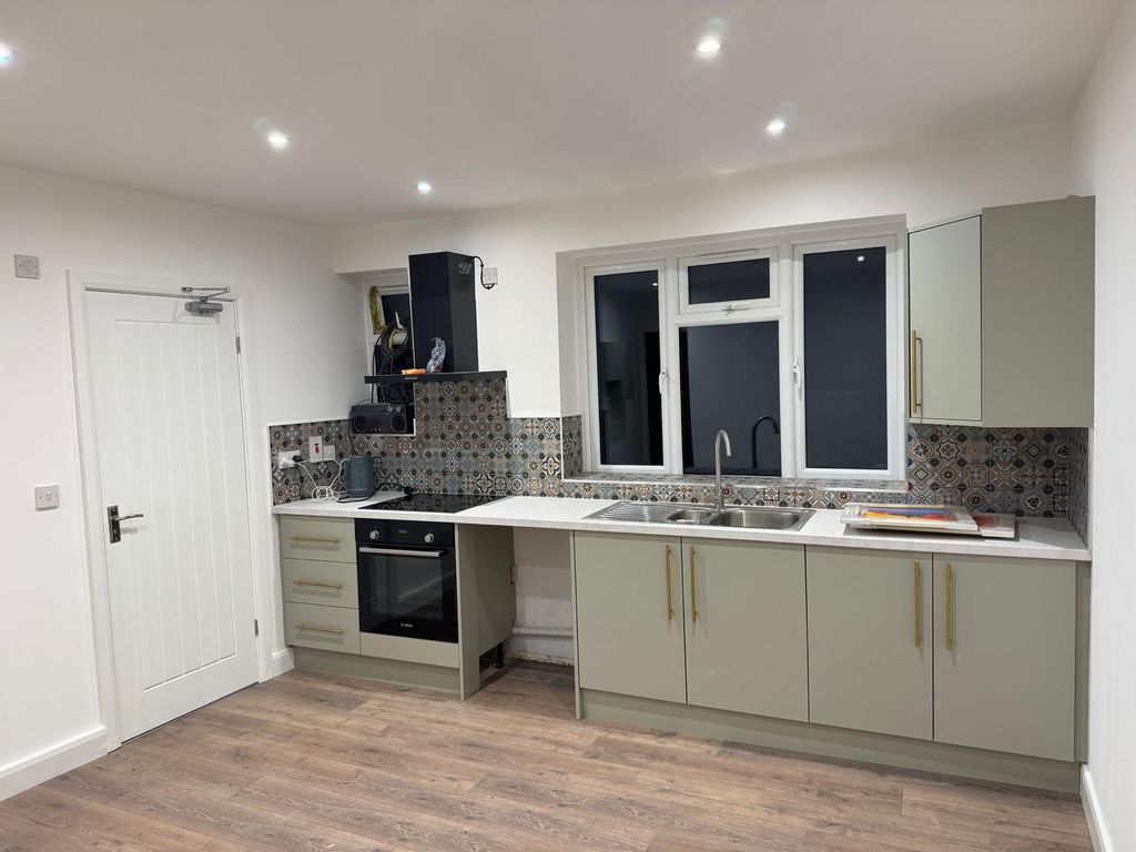 Property photo 1 of 9 Bedroom