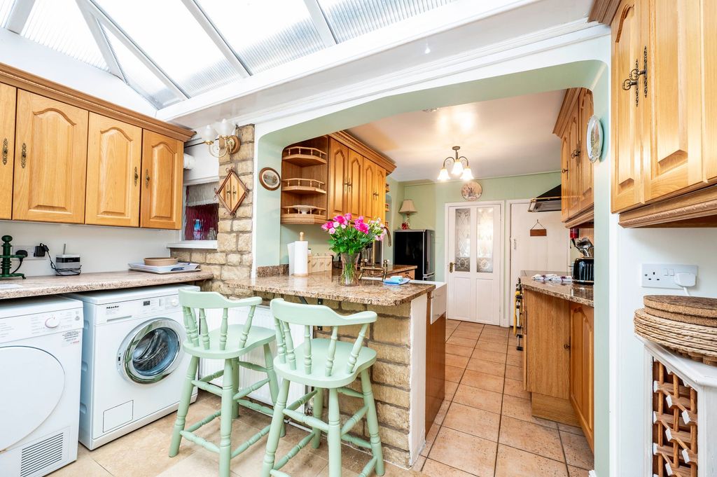 Property photo 3 of 19 Kitchen
