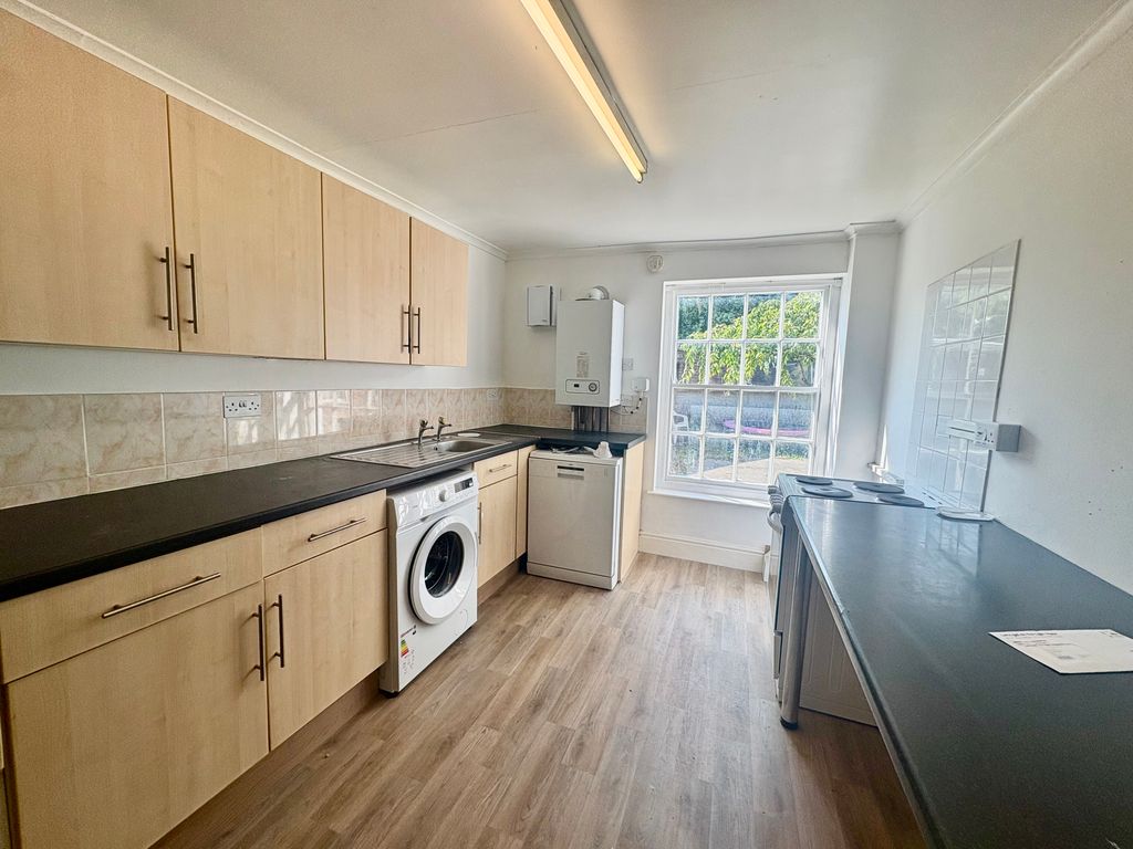 Property photo 3 of 6 Kitchen