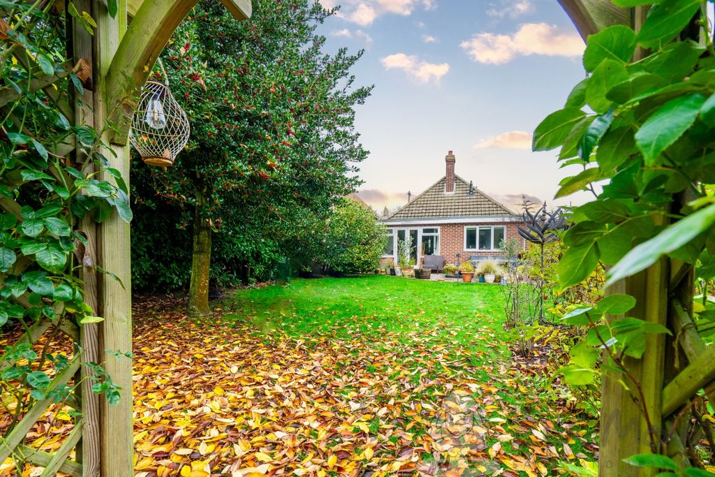 Property photo 2 of 12 South-Facing Garden