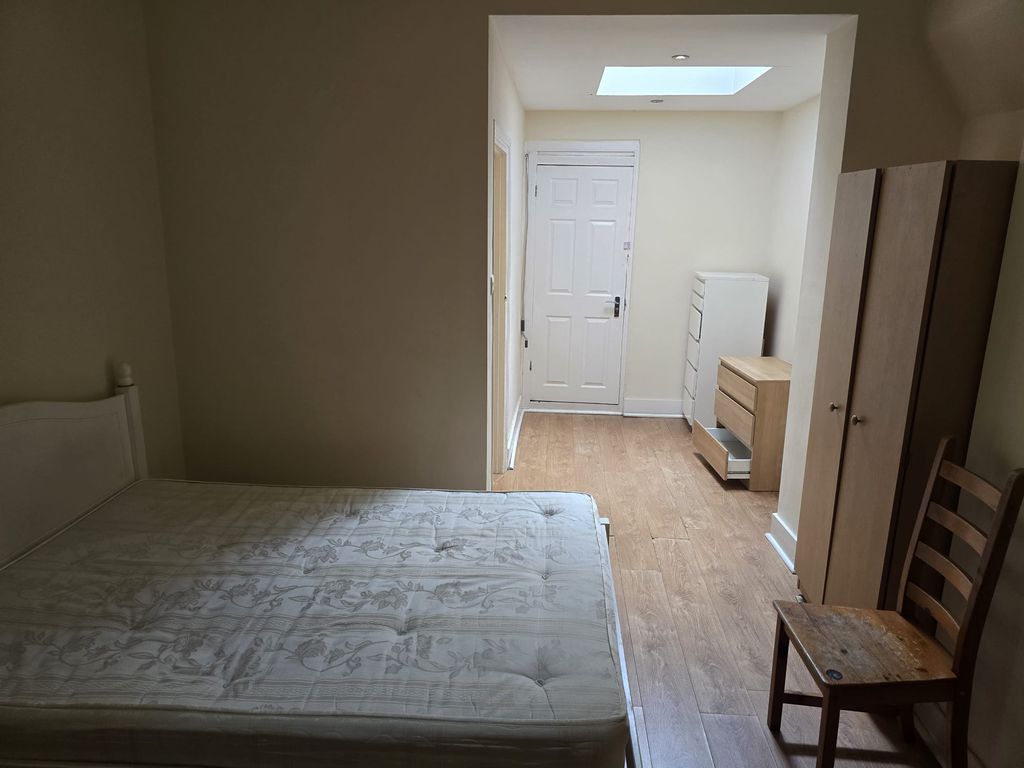Property photo 1 of 4 Bedroom