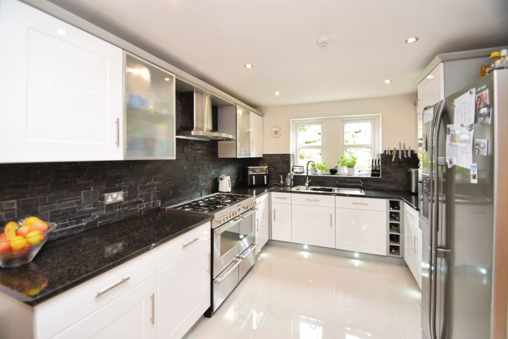 Property photo 2 of 32