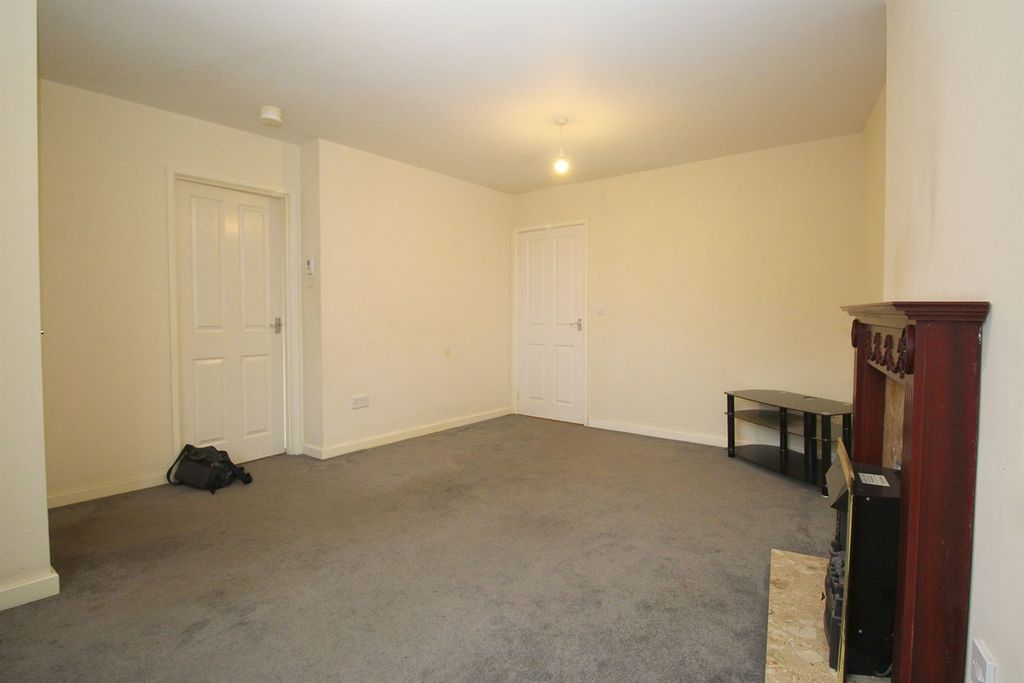 Property photo 3 of 13 Lounge