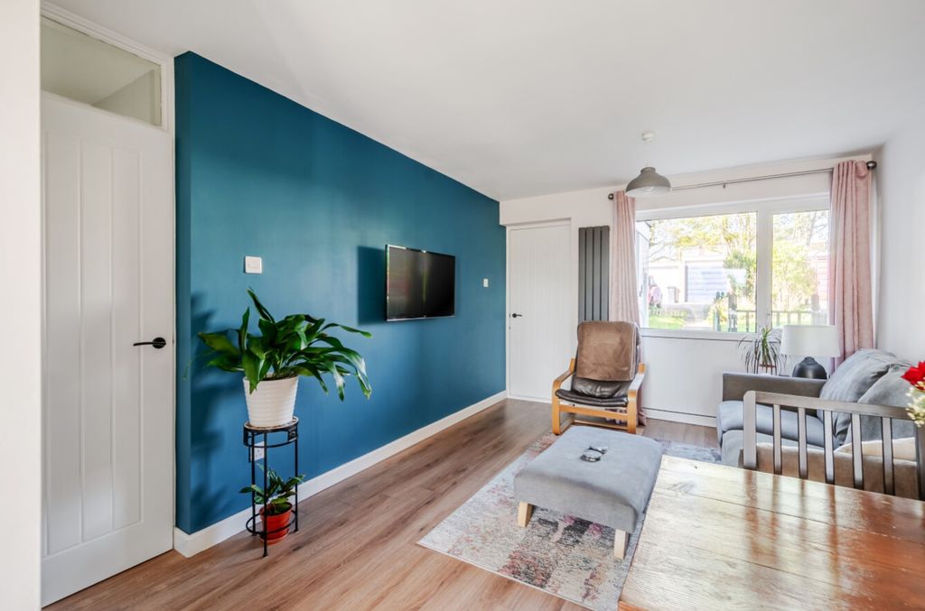 Property photo 3 of 18 Spacious Lounge Area