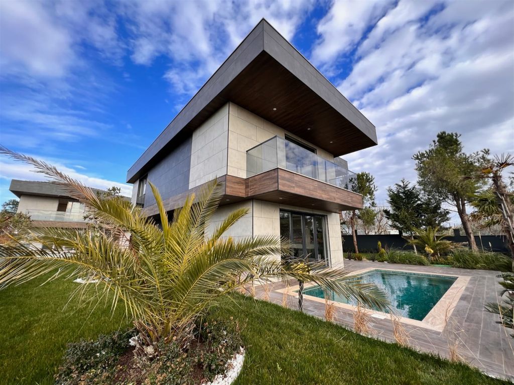 Property photo 3 of 23 Expansive Newly Built Villas In Istanbul For Sale - Villa With Private Garden And Pool