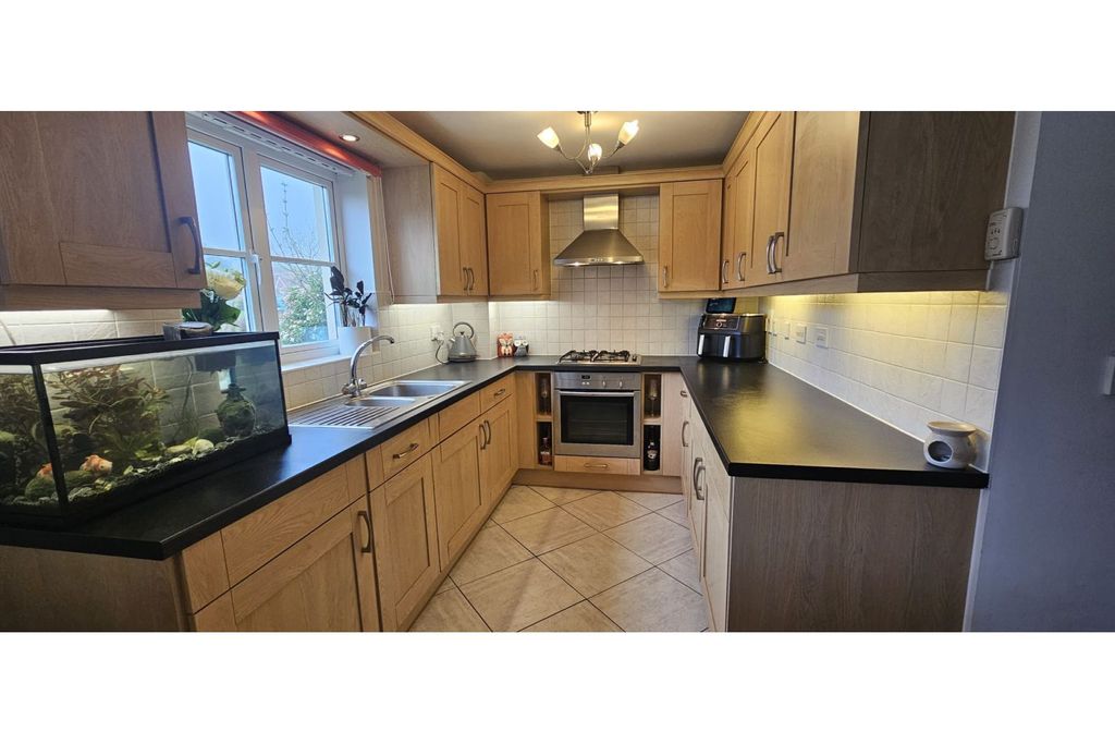 Property photo 3 of 10 Kitchen
