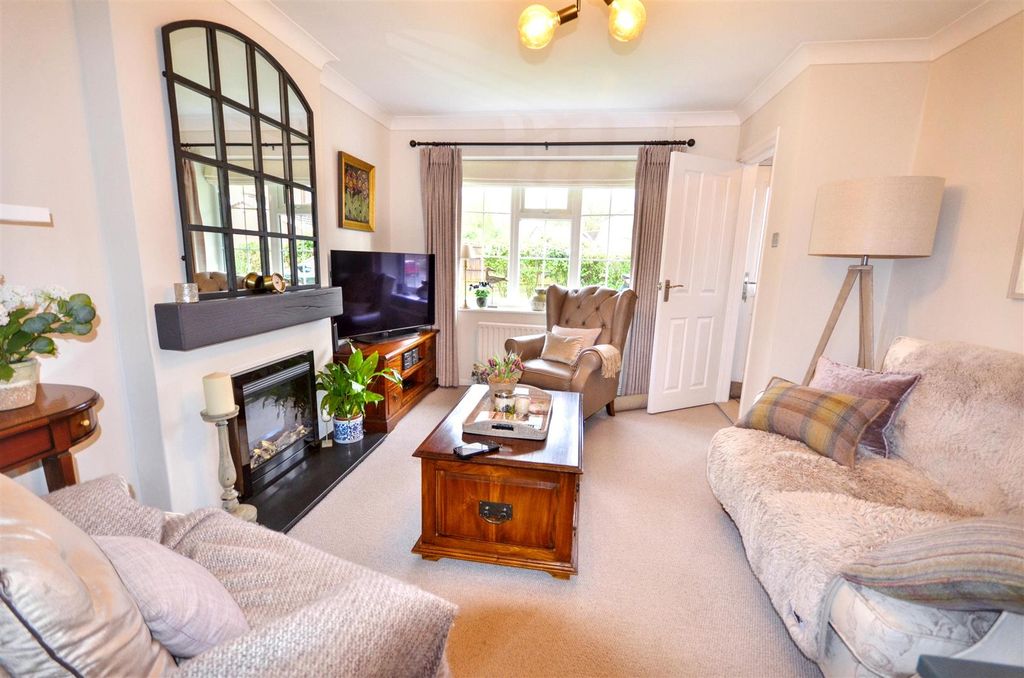 Property photo 1 of 17 Lounge