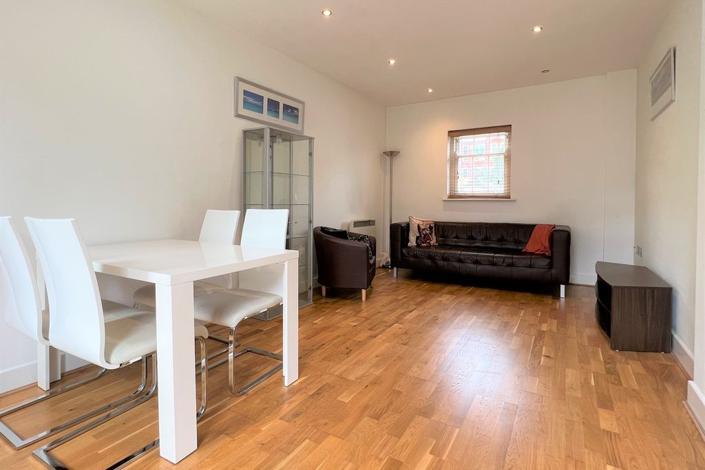 Property photo 1 of 9 Photo 3