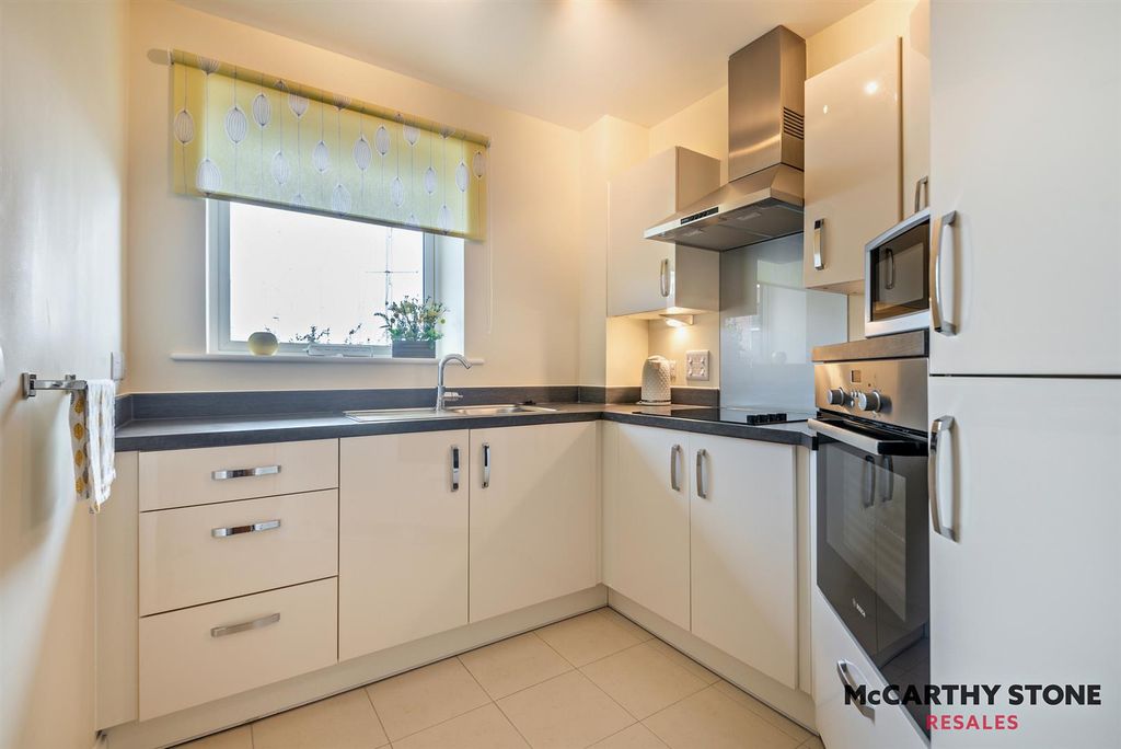 Property photo 3 of 13 8604273-Interior08-800.Jpg