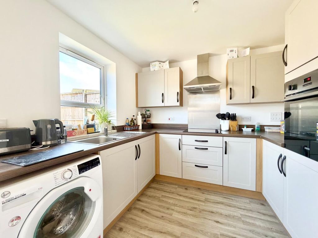 Property photo 3 of 11 Kitchen