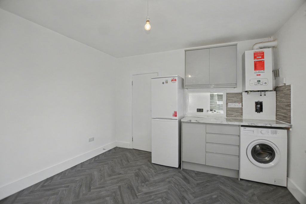 Property photo 3 of 18 224 Prince Regent Lane, Plaistow, London E13 8Se