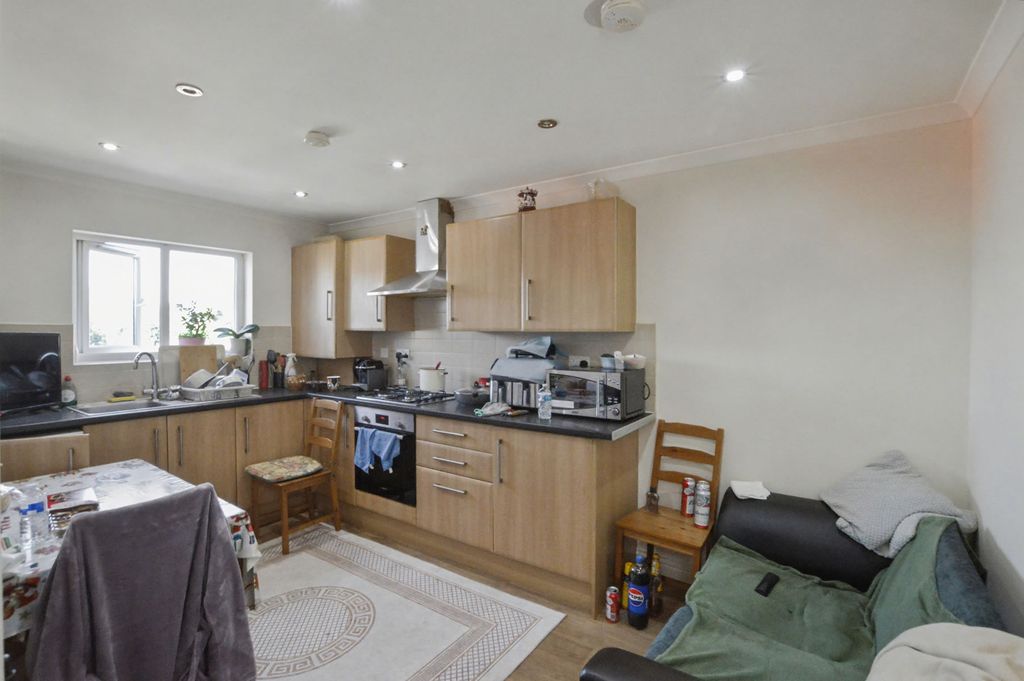 Property photo 2 of 11 Stationrd957520260427083501_Dsc_0905_Evgbu.Jpg