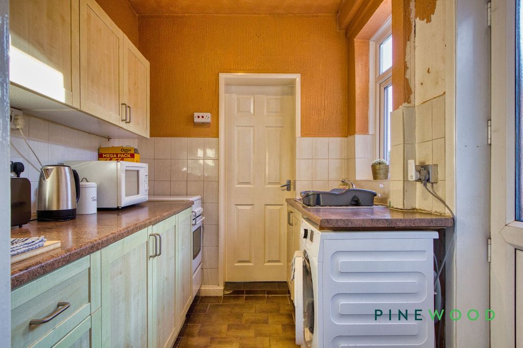 Property photo 3 of 14 Kitchen