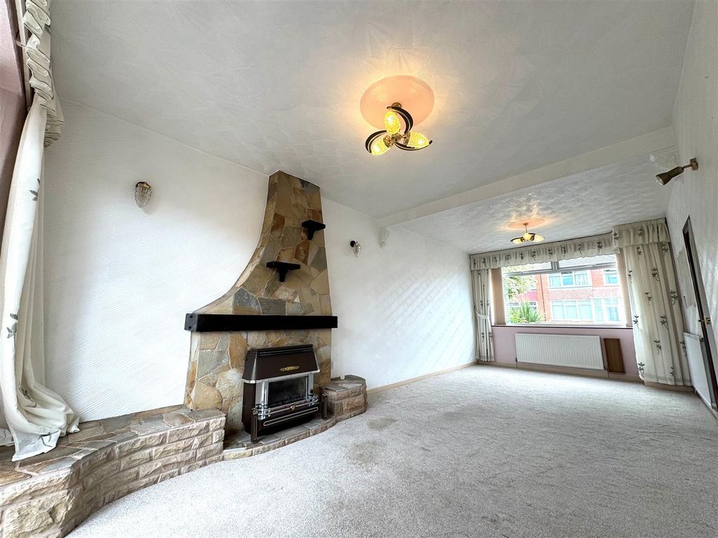 Property photo 3 of 13 Lounge