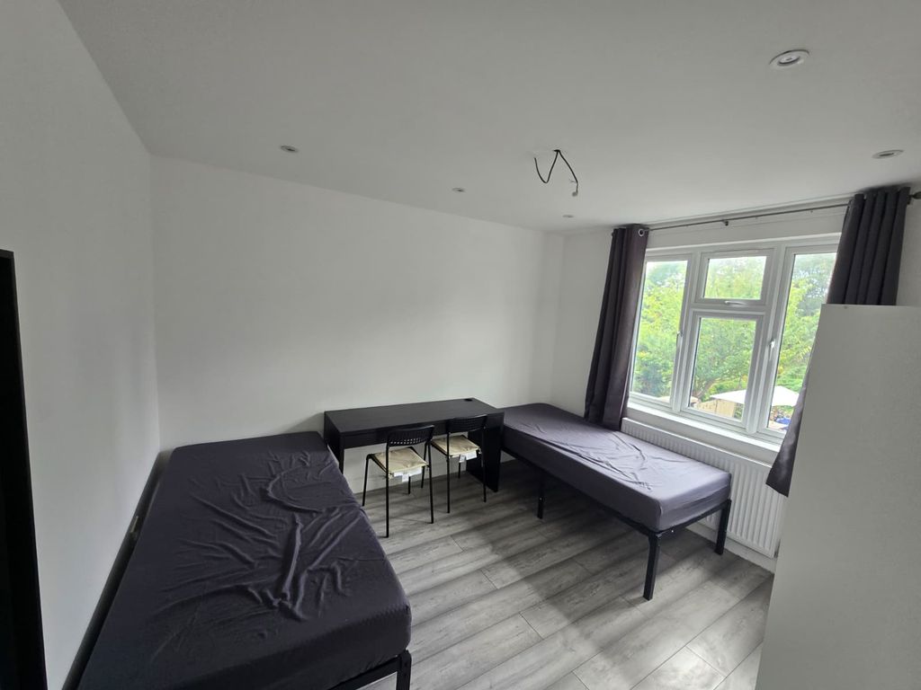 Property photo 1 of 2 1 Room - House Share To Rent Agnes Avenue, Ilford Ig1