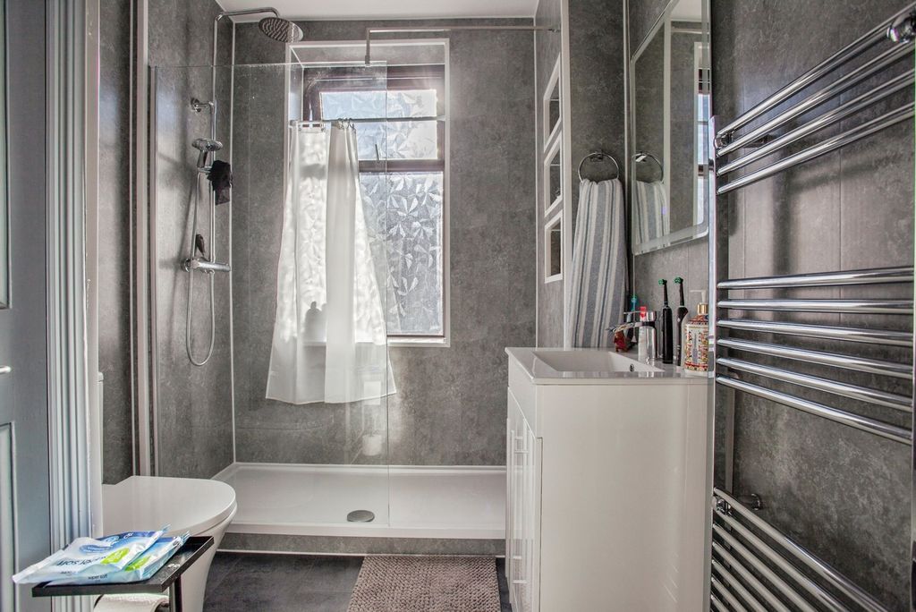 Property photo 3 of 21 Bathroom