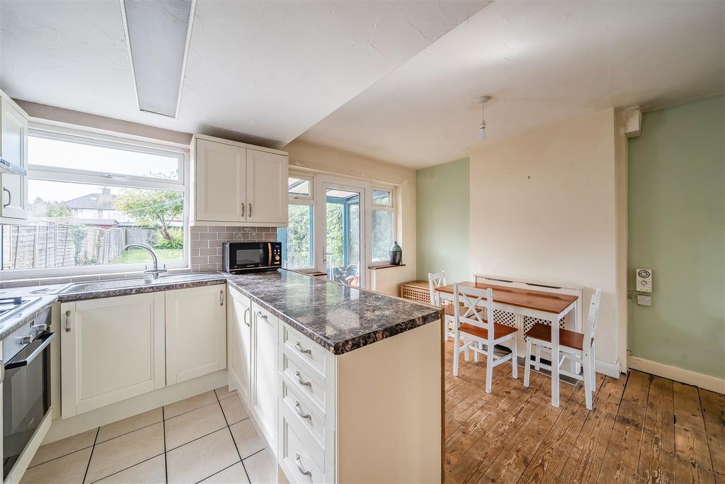 Property photo 2 of 8 Barton Way - Kitchen Diner.Jpg
