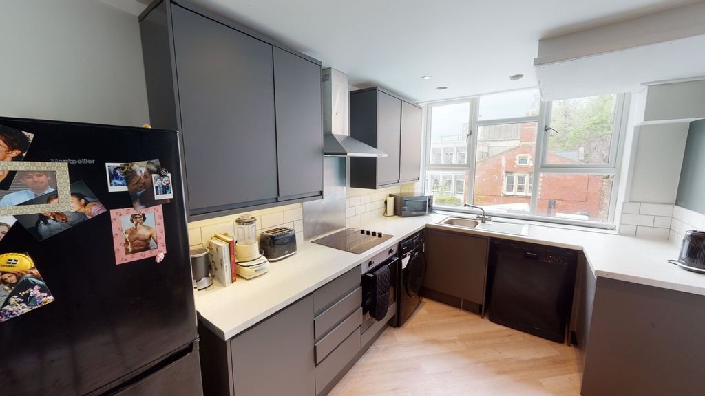 Property photo 2 of 6 A Modern And Well-Equipped Kitchenette With Ample ...