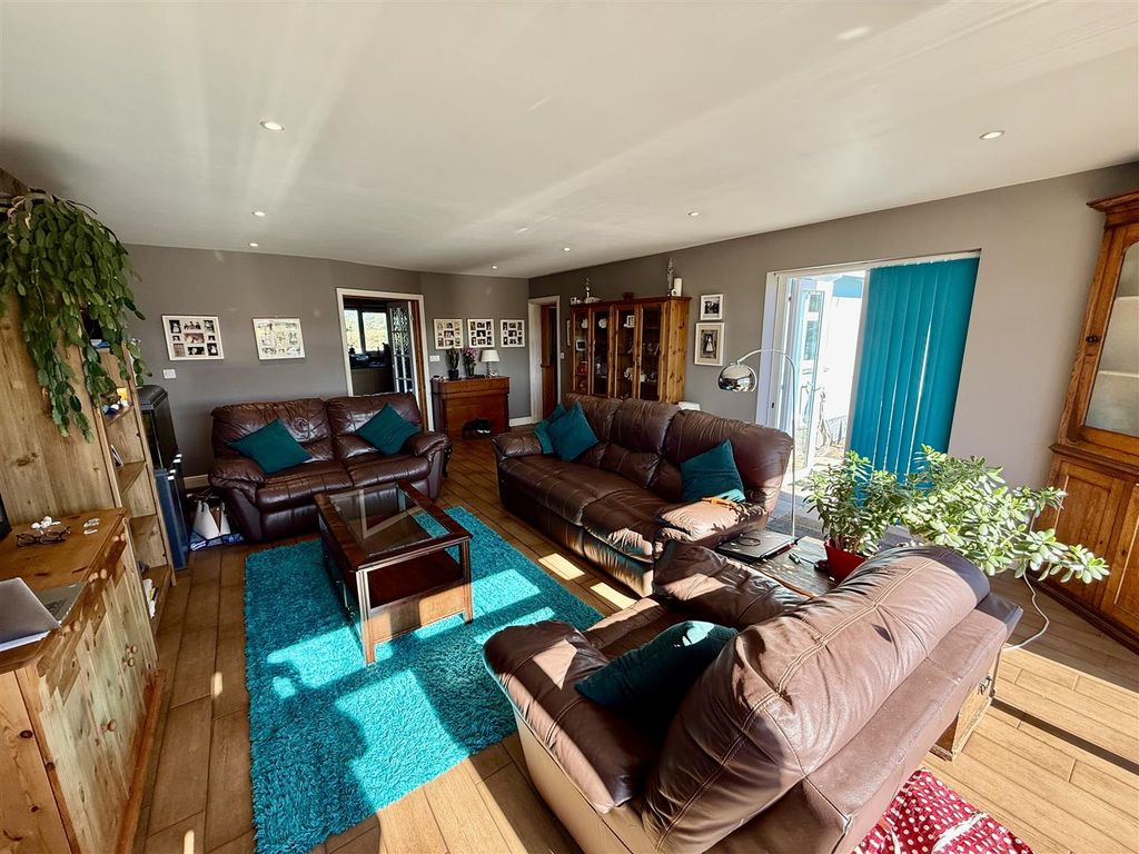 Property photo 2 of 27 Large Living Room