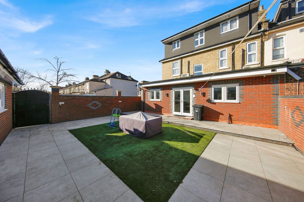 Property photo 2 of 32