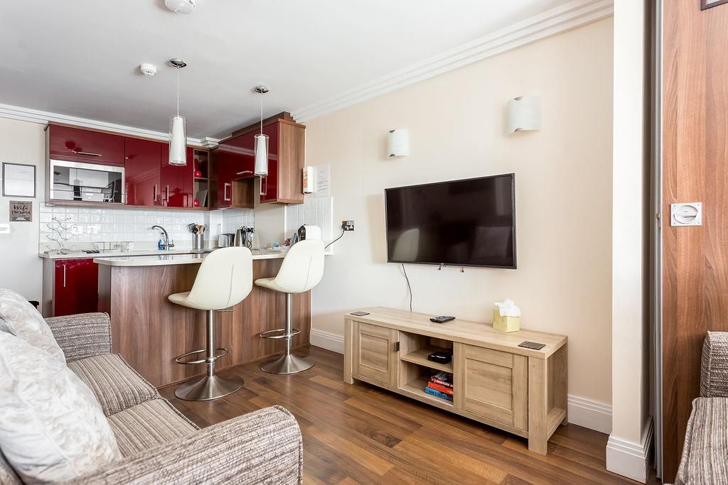 Property photo 3 of 19 18Astudlanddene-Ph10_Web300.Jpg