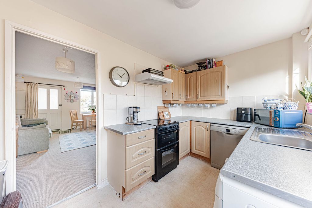 Property photo 2 of 19 Kitchen (1)