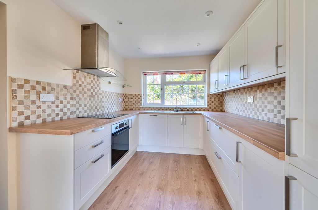 Property photo 3 of 23 1435093-13-69Cea8...