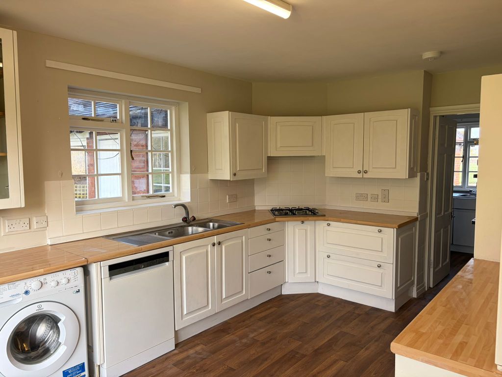 Property photo 3 of 19 Kitchen