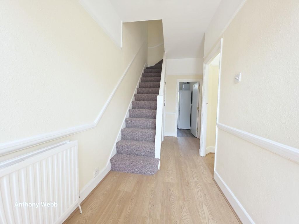 Property photo 3 of 14 Hallway