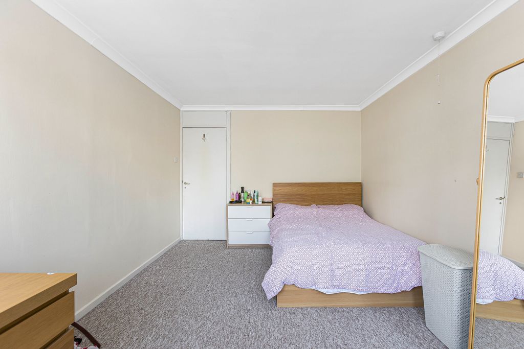 Property photo 3 of 8 Flat 4, Fareham House
