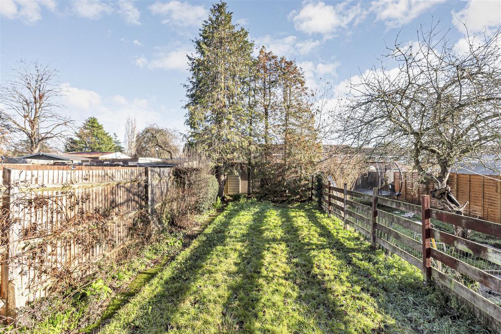 Property photo 3 of 10 Garden  Shelson Avenue.Jpg