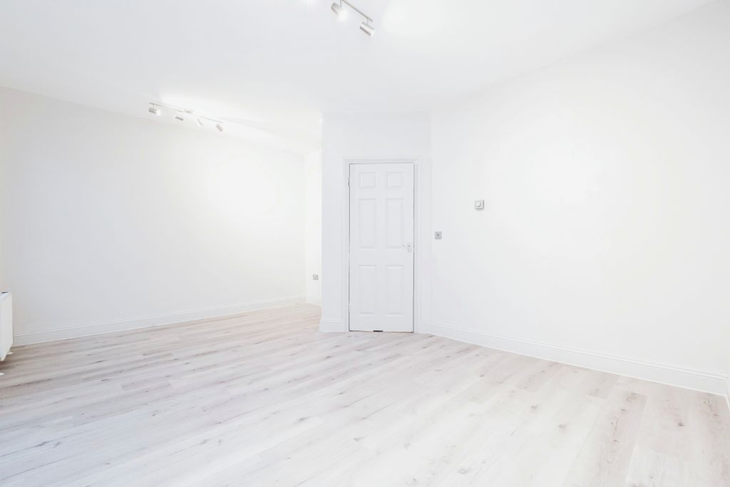 Property photo 2 of 11 _8055159