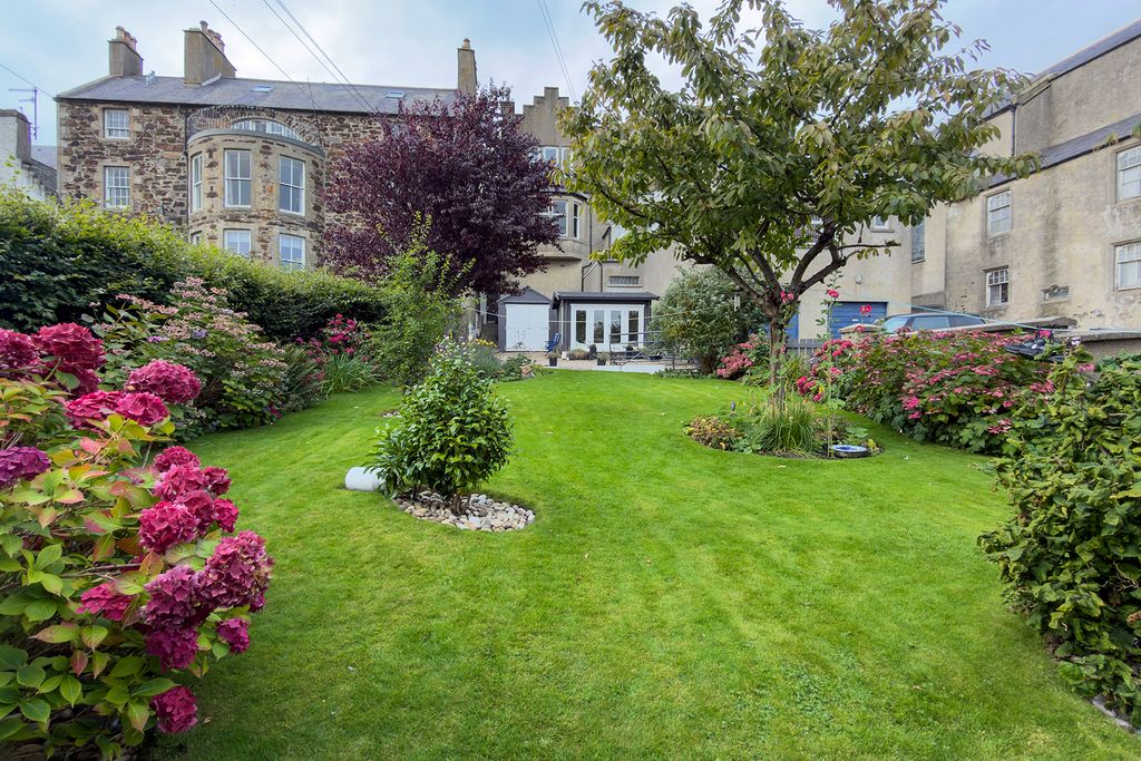 Property photo 1 of 31 Garden 2