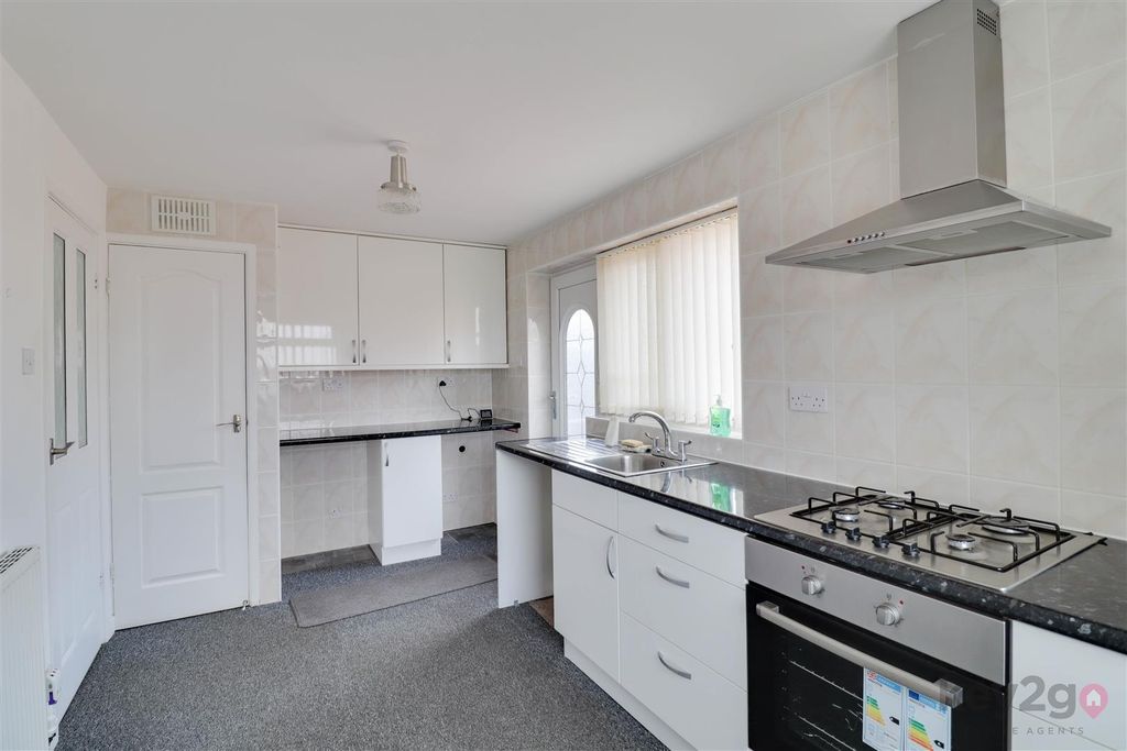 Property photo 3 of 19 Kitchen