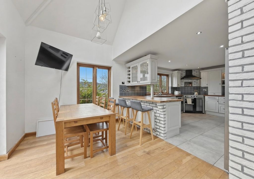 Property photo 3 of 42