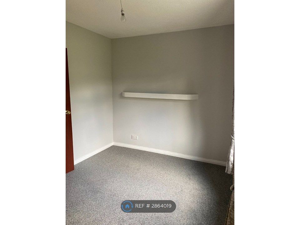 Property photo 3 of 5 Bedroom (There's A Big Window On The Right Too)