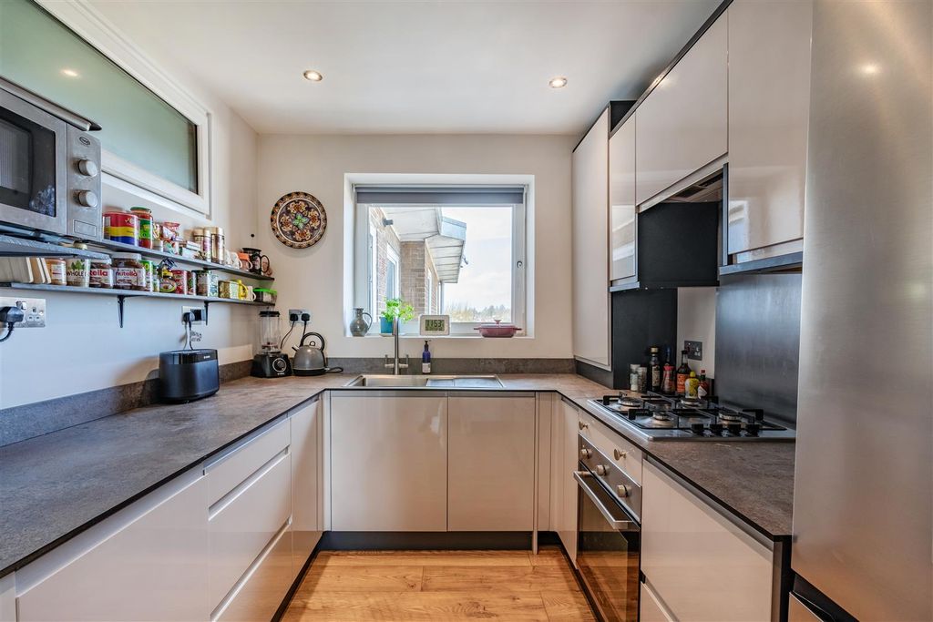 Property photo 3 of 10 Kitchen