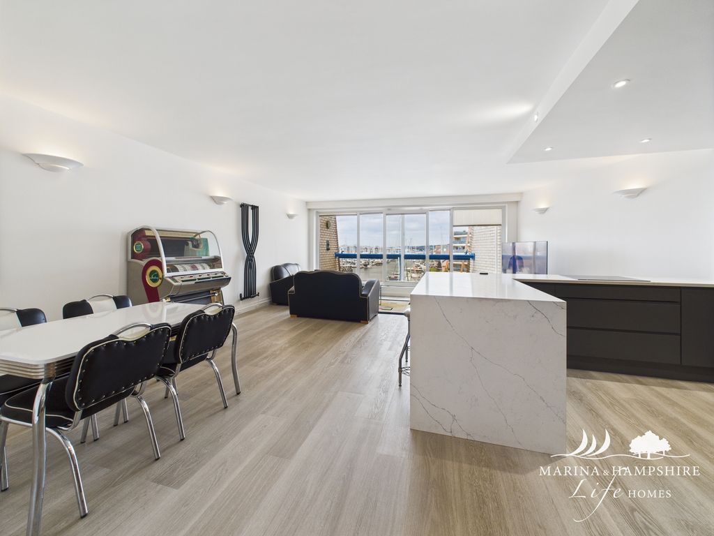 Property photo 3 of 27 Cam03691G0-Pr0065-Still014