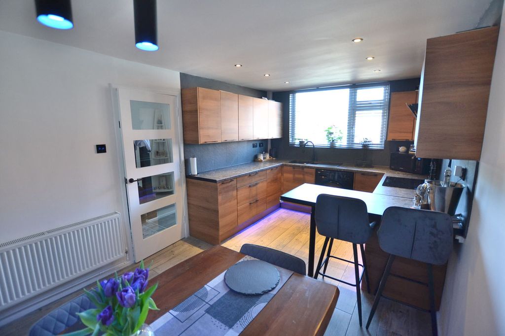 Property photo 3 of 32