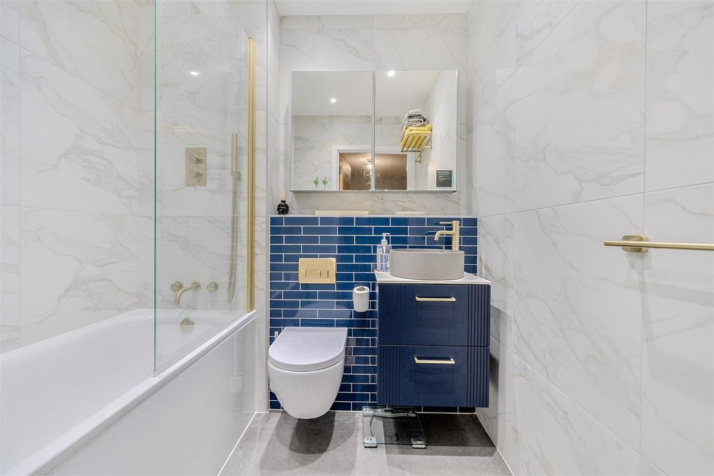 Property photo 2 of 11 Bathroom .Jpg
