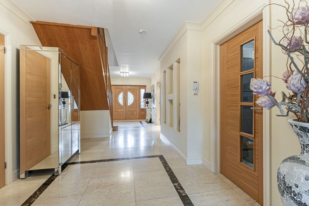 Property photo 3 of 25 109973_Asiwaju We...