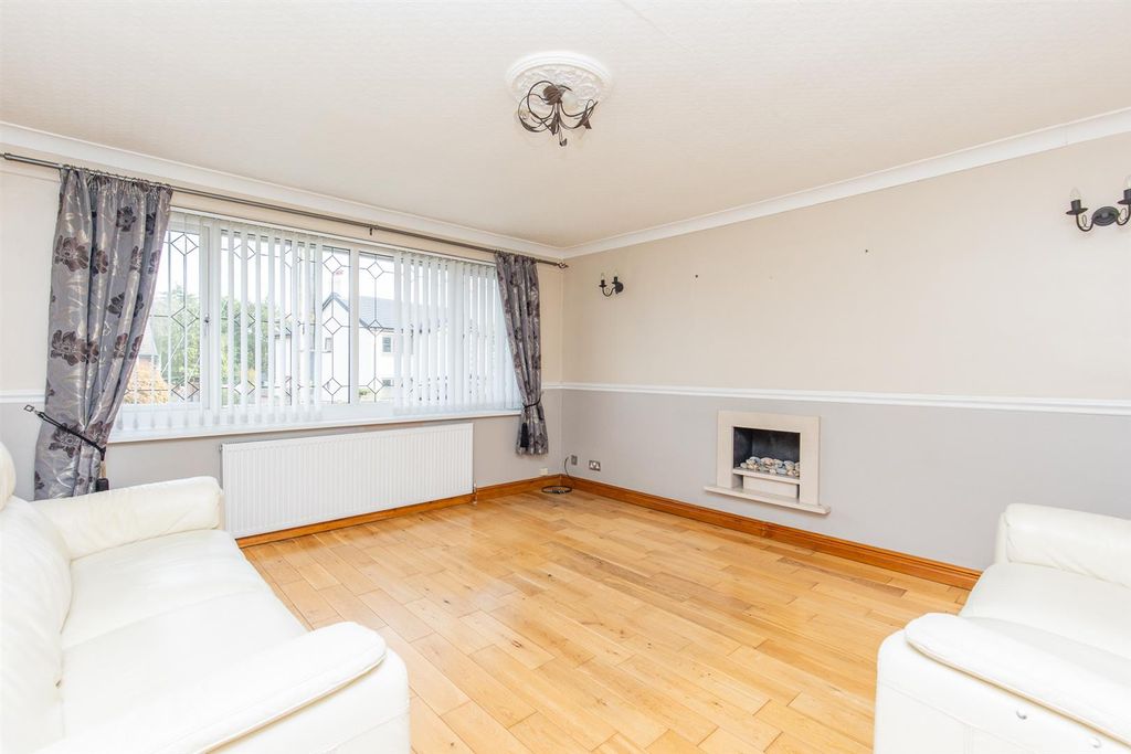 Property photo 2 of 18 Lounge