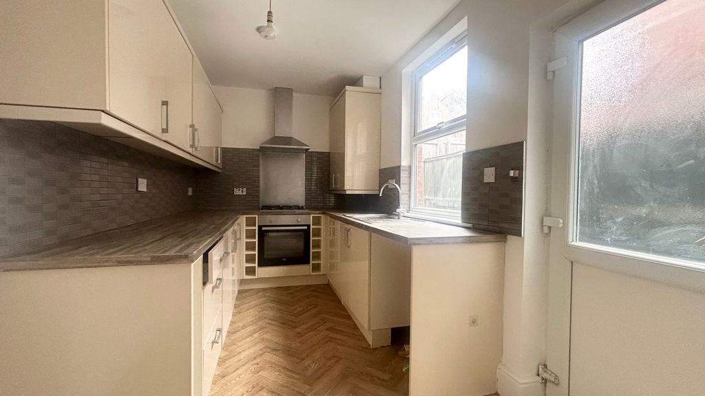 Property photo 3 of 9 Kitchen