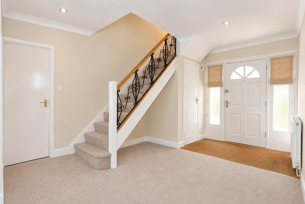 Property photo 3 of 18 Entrance Hall