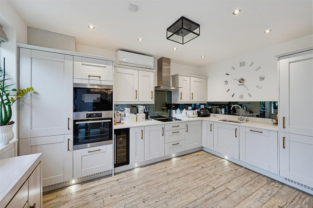 Property photo 2 of 25 Whattington Road,7 -22.Jpg