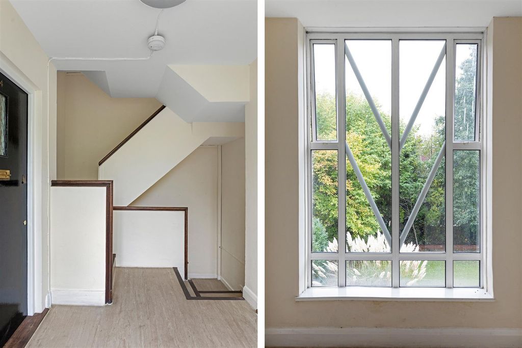 Property photo 3 of 15 Communal Entrance